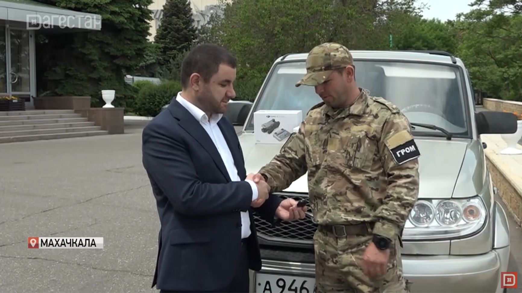 Представитель Заура Аскендерова передает бойцам из Дагестана внедорожник и оборудование для фронта