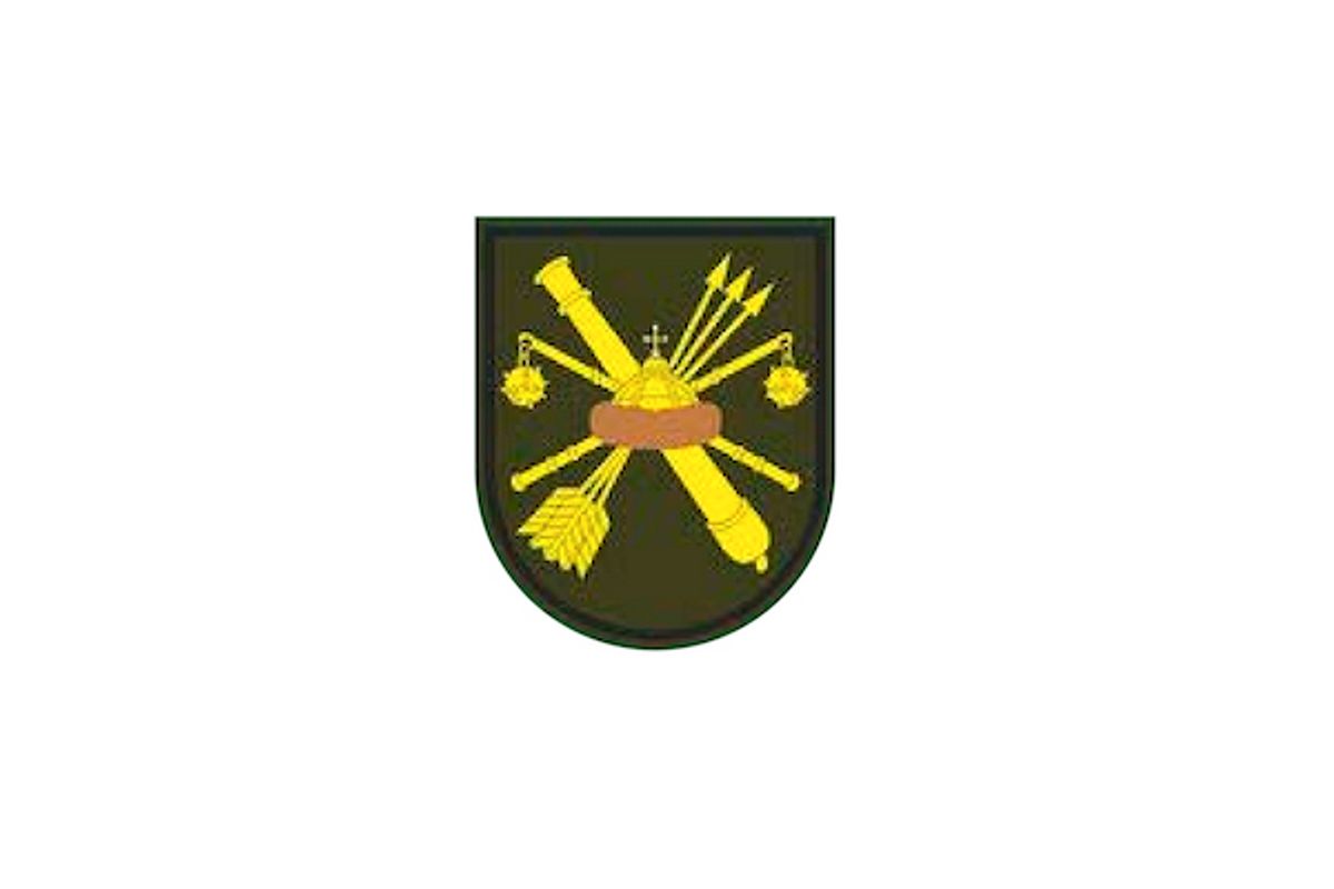 Эмблема (нашивка) 53-й зенитно-ракетной бригады, на которой изображен ствол пушки, скрещенный с тремя стрелами с наложенной на них шапкой Мономаха, а на заднем плане – два скрещенных боевых цепа. Эта эмблема нашивается на правый рукав формы, и в силу своей уникальности позволяет безошибочно отличить военных в/ч 32406 от служащих других подразделений (например, 448-ракетной бригады).