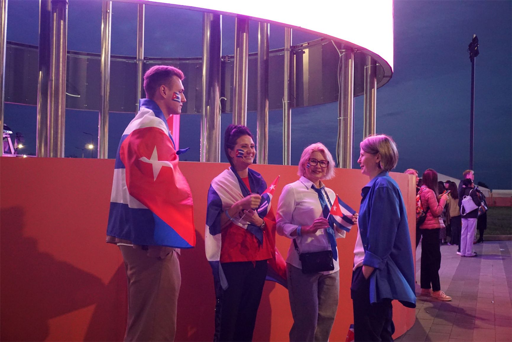 At the entrance, about 10–20 “foreigners” from each participating country gathered at security checkpoints at nearly the same intervals 