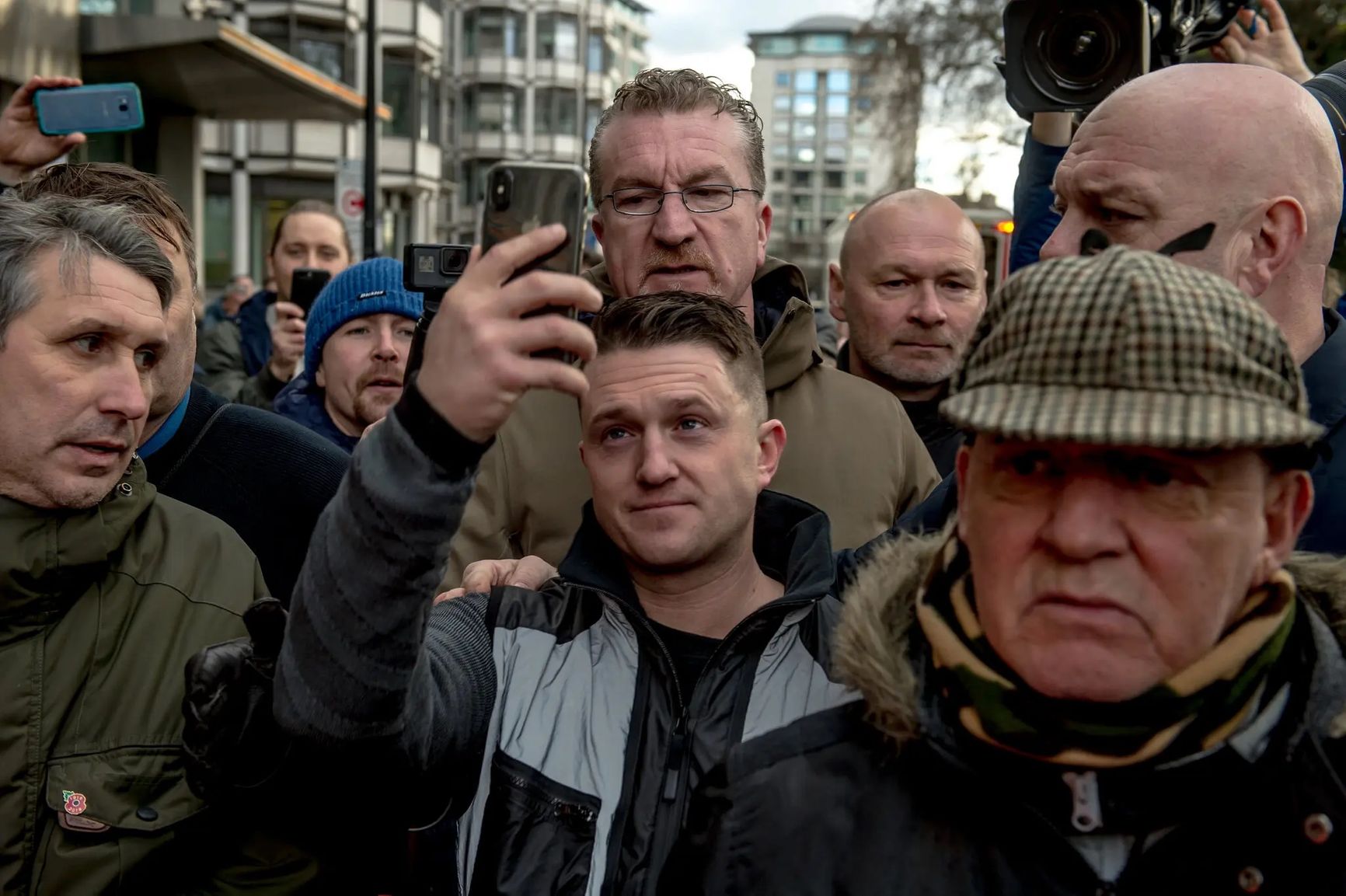 Томми Робинсон в окружении сторонников